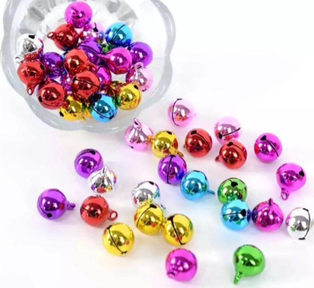 Akyol - Kerstversiering - kerst accessoires - mini kerstbelletjes - kerstbel- 50 kerstbelletjes - kerst - kerstdecoratie -gekleurde decoratie - kerstboom - kerstkrans – versiering